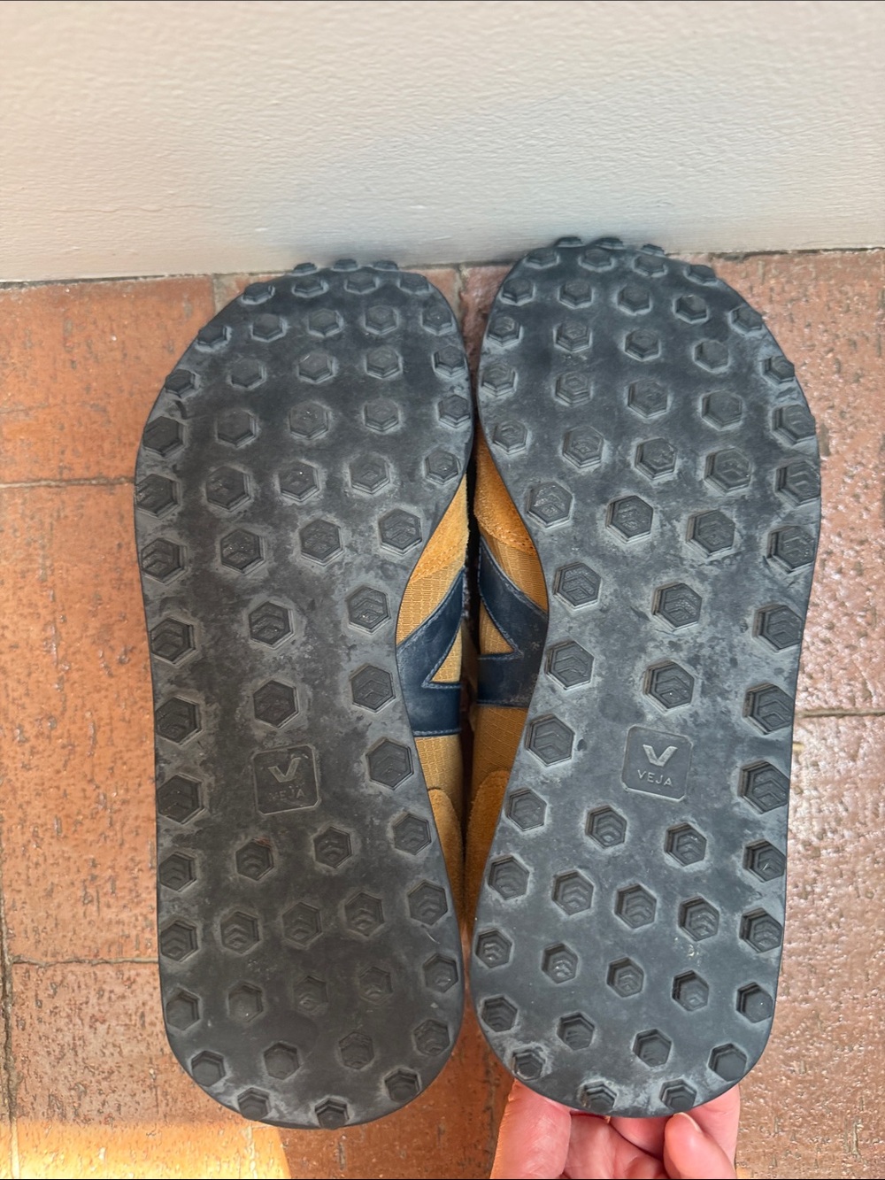 Veja Rio Branco Brown with Navy V - Picture 5 of 7